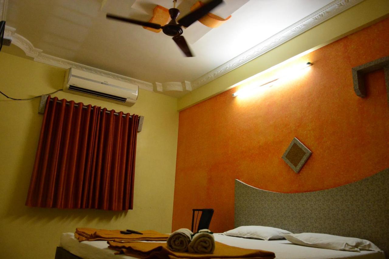 Hotel Sai Vishwa 舍地 外观 照片