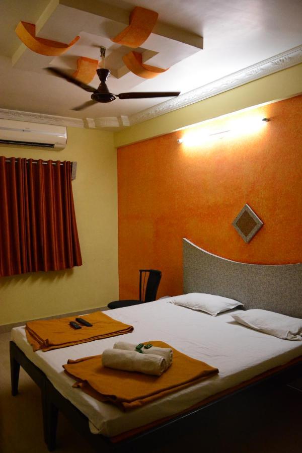 Hotel Sai Vishwa 舍地 外观 照片